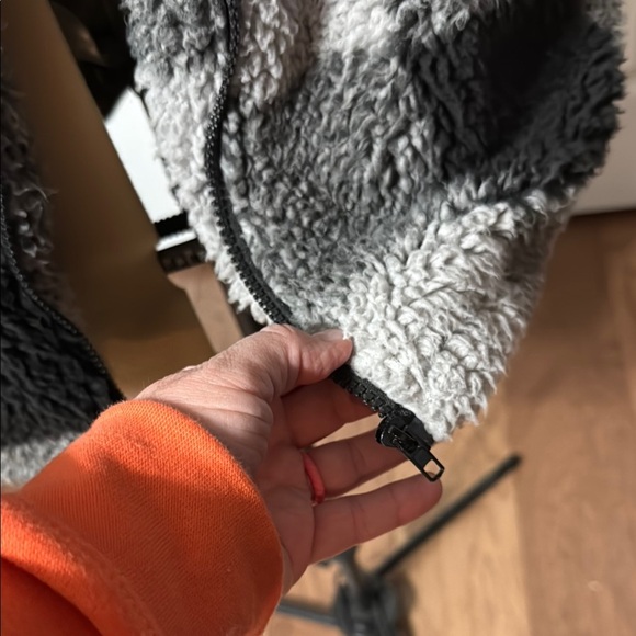 Cozy Plaid Sherpa Vest - Picture 5 of 6